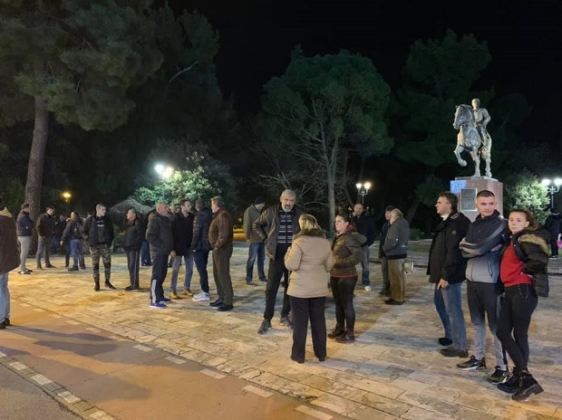 Чекаће гласање: Спонтано окупље испред Скупштине Црне Горе